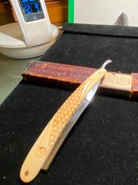 ANTIQUE “LOOD AS OLD” STRAIGHT RAZOR IN BOX