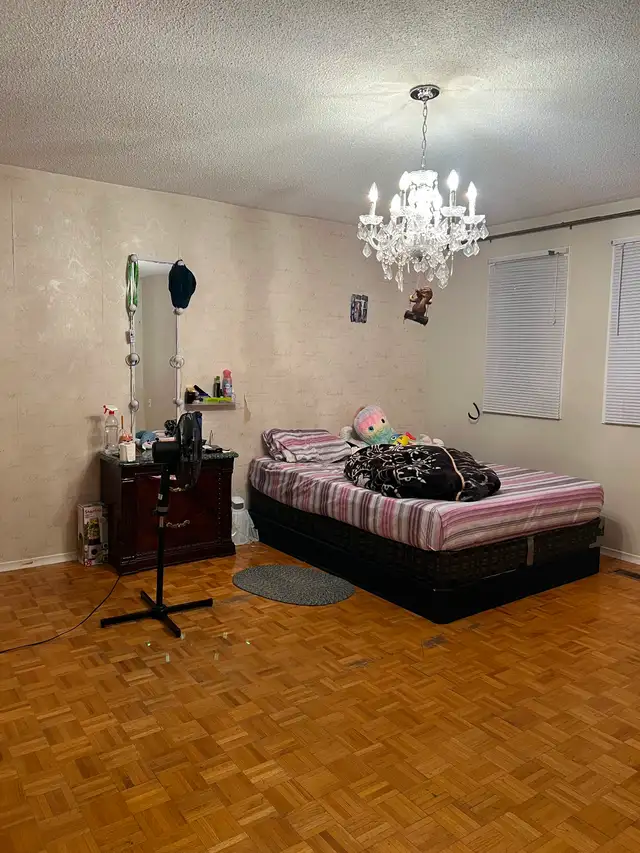Room for rent Brampton - walk to Sheridan Collece Ray Lawson.