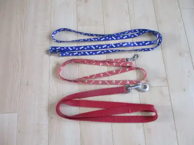 NEUF OU EN TRES BON ÉTAT Pour chiens Laisse bleue, 56 pouces, 4$ Laisse rouge, 43 pouces, 4$ Laisse...