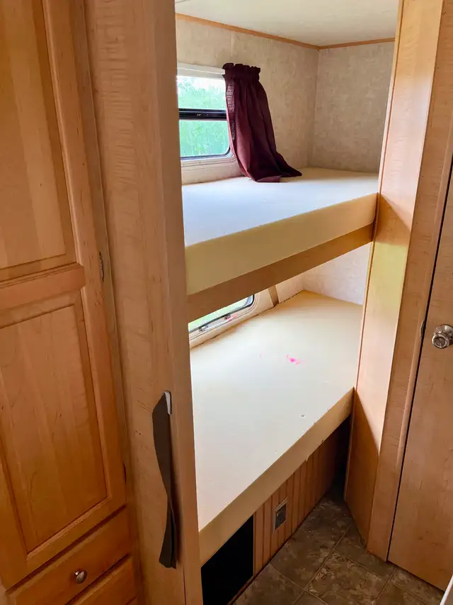 2005 Trail Lite Camper Sleeps 6 in Travel Trailers & Campers in Fort St. John - Image 8