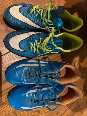 - Chaussure de soccer extérieur Nike grandeur 6.5 - Chaussure de soccer Adidas 4 - Chaussure futsal...