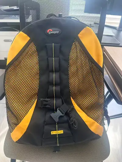 Selling my Lowepro DryZone 200 backpack in yellow/black. This is a well-known professional camera ba...