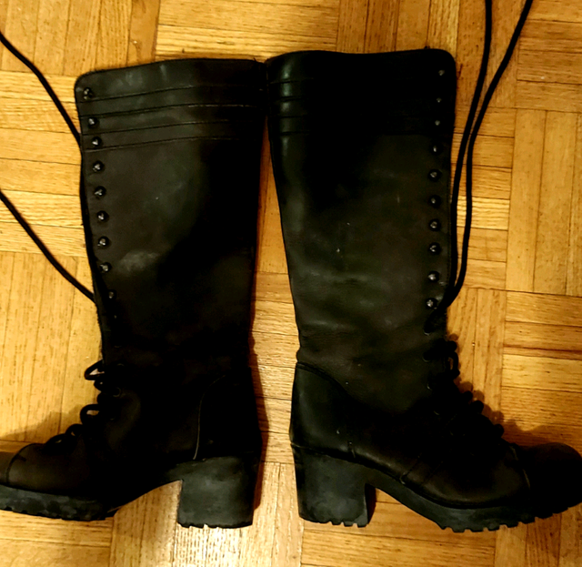 Leather knee high laced boots size 7 Women in Women's - Shoes in City of Toronto - Image 4