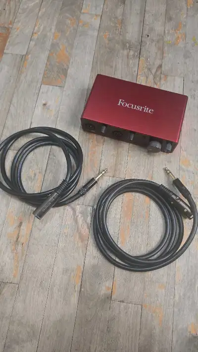 Focusrite scarlett 4i4 3rd + 2 cables (xlr male - jack 1/4) Les cables on coûté 45$ chaque Très peu...