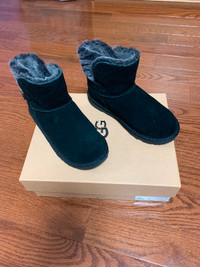 NEW Girls UGG boots - size 4