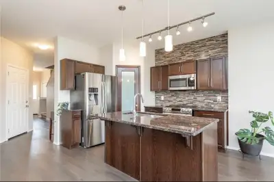 Single Room for rent in a town house in Center Bridgewater . 10 min to University of Manitoba. Few m...