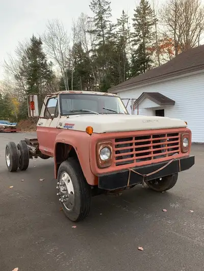 FORD F600 sitting on a 2010 Ford chassis with the original 360 HD engine 5 speed tranny. Front and r...