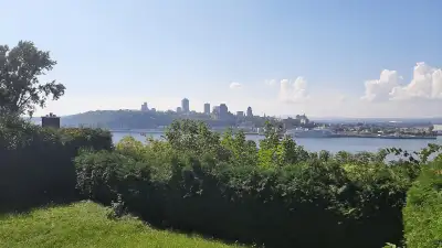 Grande chambre à louer dans le Vieux-Lévis avec une superbe vue sur le fleuve. Meublée et tout compr...