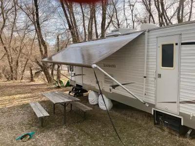 2009 Edgewater by Sunnybrook Model 267 RLE. 27 ft cabin with single slide-living room and dinette-LE...