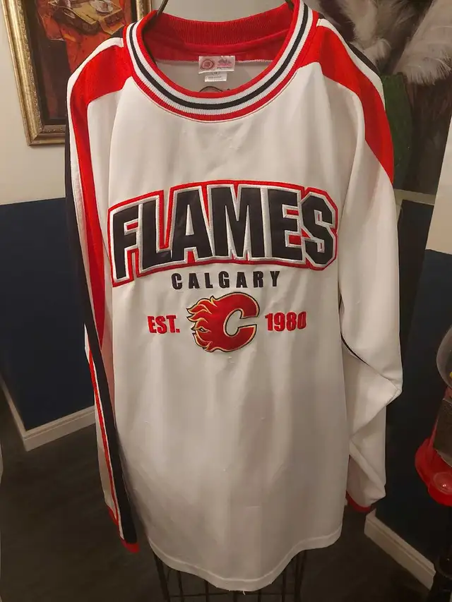 Calgary Flames youth jersey xl in Other in Calgary - Image 4