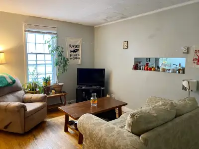 BRIGHT AND SPACIOUS 2 BEDROOM APARTMENT LOCATED MINUTES FROM DOWNTOWN HALIFAX *HARDWOOD AND ENGINEER...