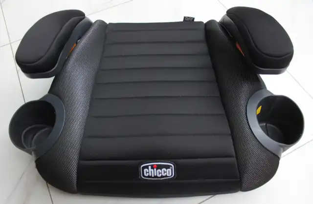 Chicco GoFit Backless Booster Seat w/ Cup Holders x 2 in Strollers, Carriers & Car Seats in Mississauga / Peel Region - Image 3