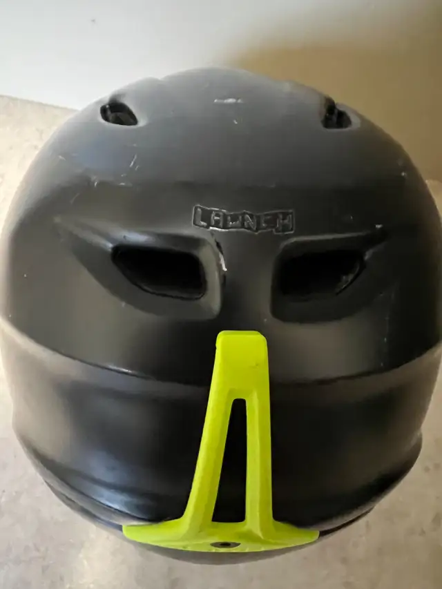 Childs Giro Ski Helmet in Ski in Vernon - Image 7
