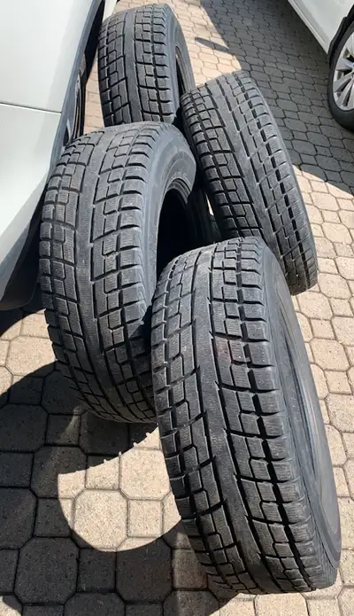 4 Pneus d'hiver Yokohama Ice Guard 1G51v, 245/70R17. Mesure 9/32, donc en très bonne condition. Acha...