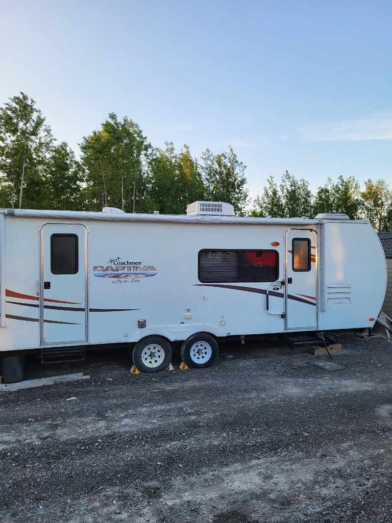 Rv travel trailer 29ft Coachman Captiva w diner slideout Outdoor