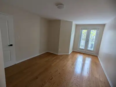 Medium-long term Room for Rent in two bedroom townhouse, shared with a 30 year old male. 2 bus stops...
