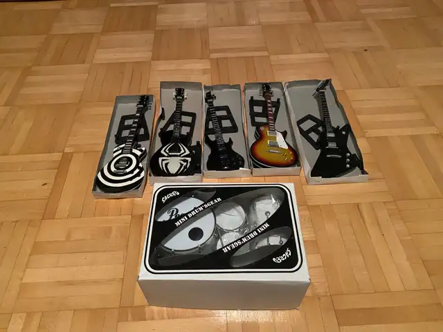 Mini guitars and drum set in Arts & Collectibles in Mississauga / Peel Region - Image 2