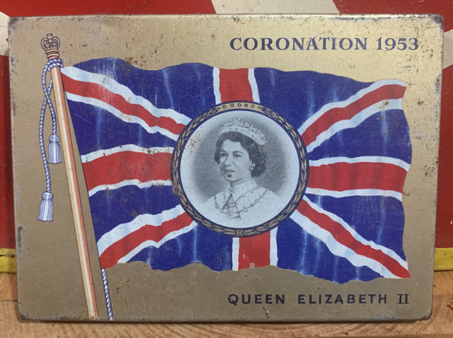 VINTAGE 1950s MACDONALD EXPORT CIGARETTES QUEEN ELIZABETH II TIN in Arts & Collectibles in Summerside