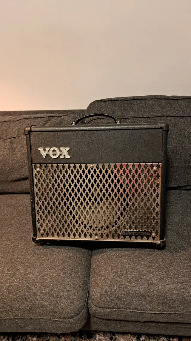 Vox VT30 Hybrid Modelling Amp in Amps & Pedals in City of Toronto - Image 2