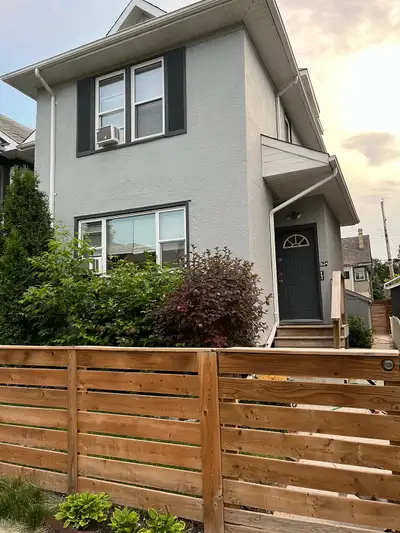 2 bedr, 2nd fl apt in triplex w/yard in Wolseley available Aug 1