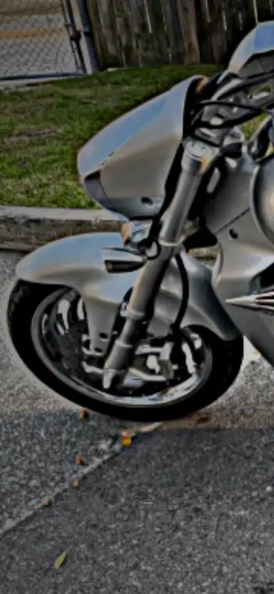 Suzuki M109R, very well maintained, 300 rear tire, chrome custom rims, mirrors, brakes, break rotors...
