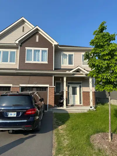 3 Beds 2.5 Baths End Unit Townhouse in Barrhaven for Rent