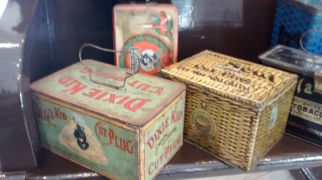 Boîte et canne de tabac antique en métal (collection) pancarte dans Art et objets de collection  à Shawinigan - Image 3