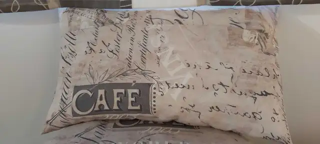 Ottomane + pillow in Chairs & Recliners in Portage la Prairie - Image 4