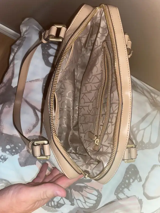 Calvin Klein purse/bag in Women's - Bags & Wallets in Mississauga / Peel Region - Image 4