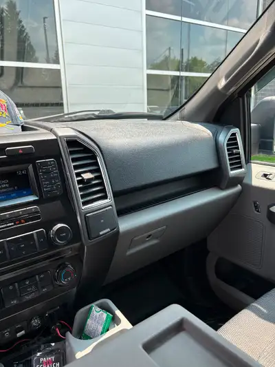 Ford 150 2015 5.0 litre 8 cylin blanc, 266 mille kilomètres,couver de boîte à panneaux rigides, défl...