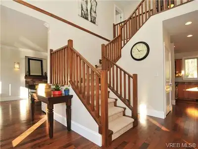 Fantastic 3 bed 3 bathroom house located in View Royal, minutes from Thetis Lake. The house (2 level...