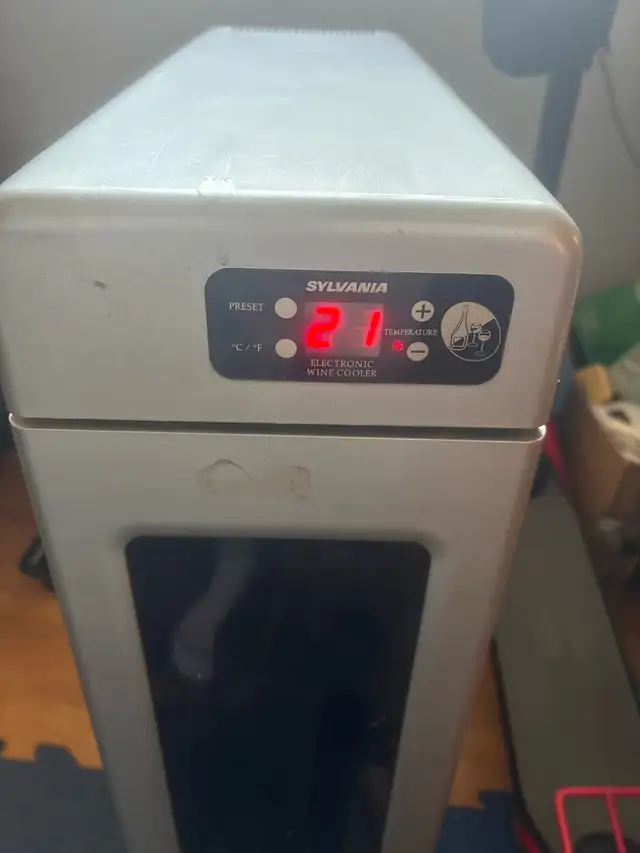 Sylvania Electronic Wine Cooler in Refrigerators in Barrie - Image 5