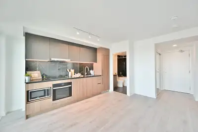 Downsivew 1 Bedroom + Den For rent