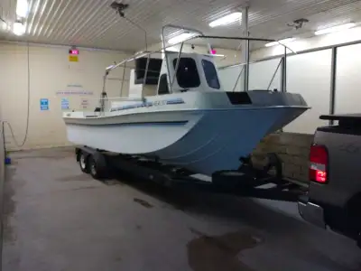 30 ft fiberglass trawler fishing boat comes with kind of trailer 150 Mercury outboard and very good...