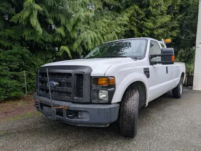 2010 Ford F-250 Super Duty with the 5.4L Triton V8. Only 127,000 km, which is very low for the year....