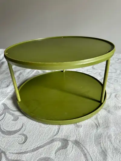 Add a touch of vintage charm to your kitchen with this used Rubbermaid turntable in a distinctive ol...