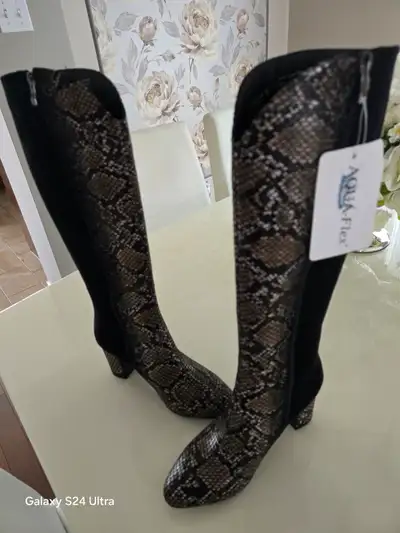 JOLIES BOTTES NEUVES POUR DAME, View more