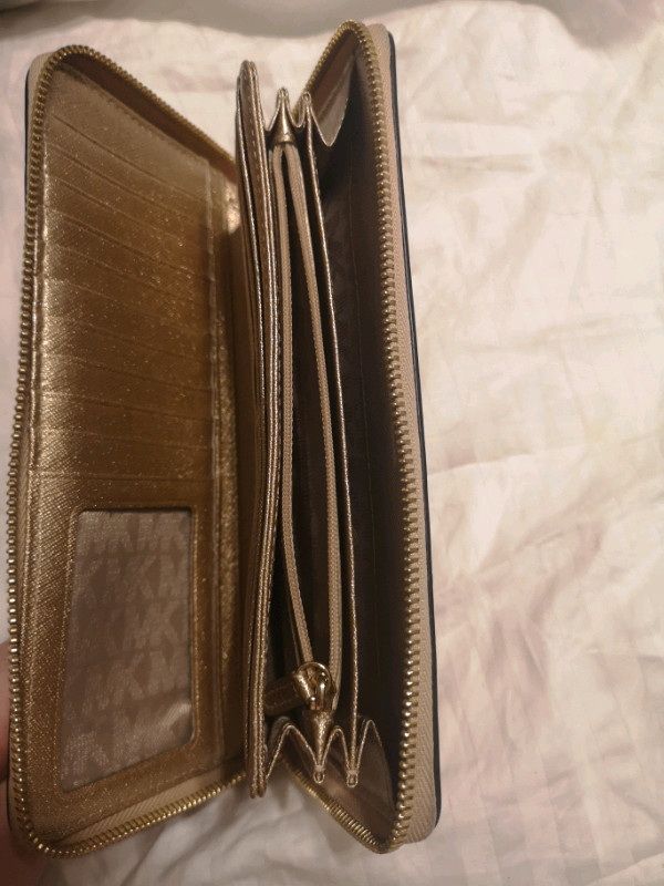 MICHAEL KORS LARGE GOLD WALLET WITH STRAP in Women's - Bags & Wallets in Barrie - Image 3
