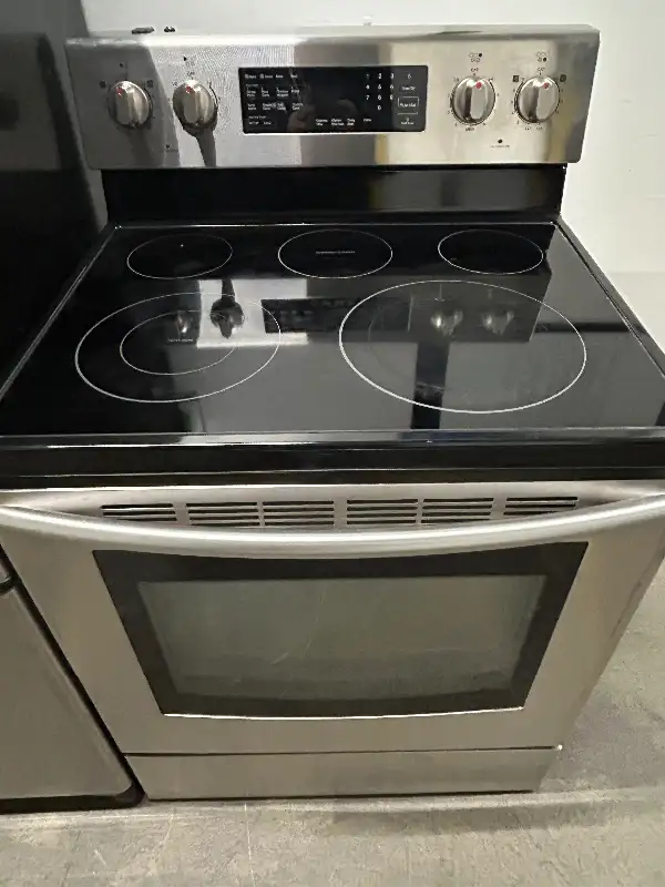 Réfrigérateur et cuisinière parfaits et de taille standard, cuis in Stoves, Ovens & Ranges in City of Montréal - Image 3