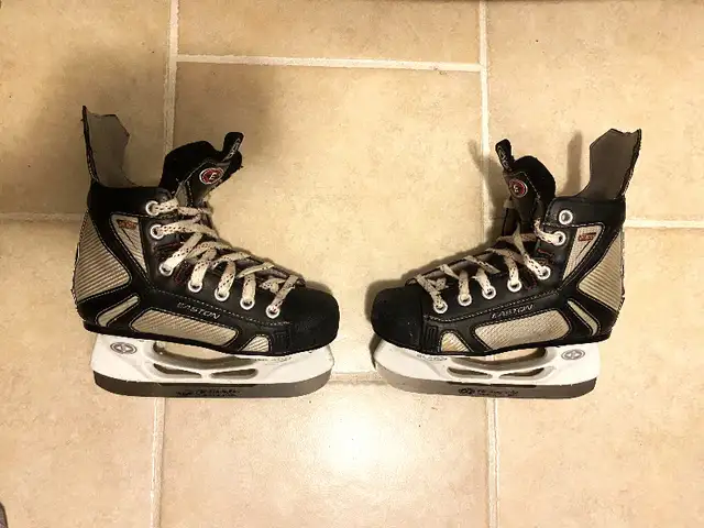 Easton Hockey Skates Size 13.5Y Patins. in Skates & Blades in City of Montréal - Image 2
