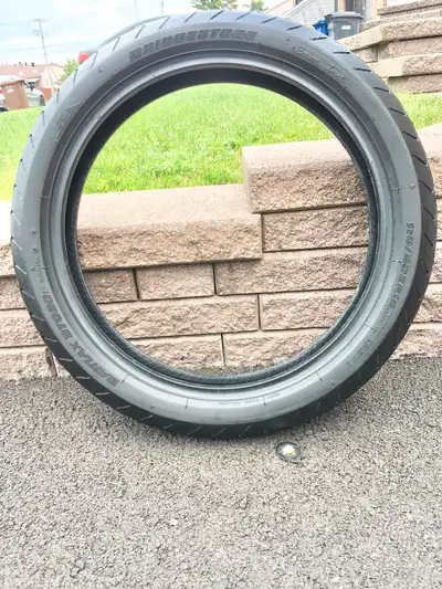 À vendre à Chomedy Laval Québec Canada 1 pneu de moto avant- usagé en très bon état BRIDGESTONE BATT...