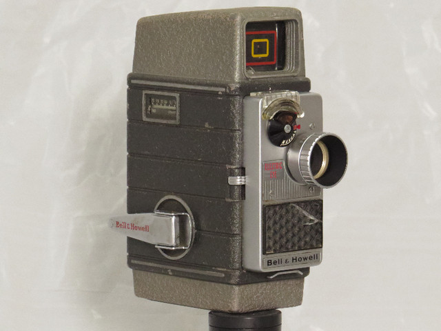 Bell & Howell electric eye 8mm movie camera in Cameras & Camcorders in City of Toronto - Image 3