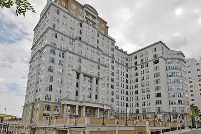 We have a newly renovated 1 bedroom + Den unit available. Washing machine/dryer and a dishwasher are...