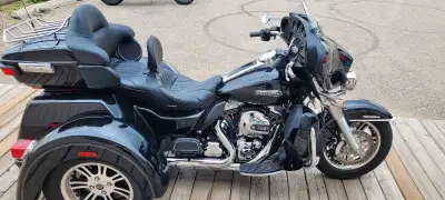 2015 Harley Triglide. 6500 km Corbin seat and back rest. One owner. 103 engine. Like new condition....