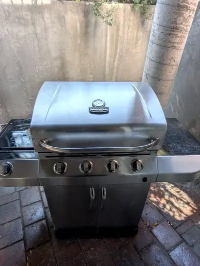 Char-Broil Commercial Series 4 burner BBQ. All burners work fully, heat zones remain well balanced,...