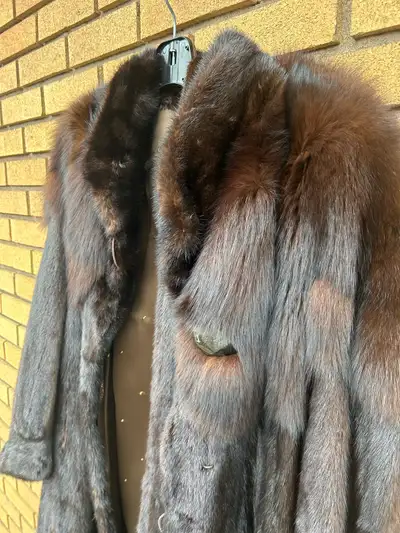 Manteau en vison 100 % naturel – Taille 4 – 600 $ Vends superbe manteau long en fourrure de vison vé...