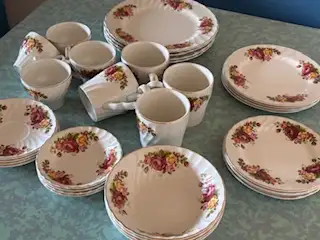 Porcelaine antique 32 pièces, View more