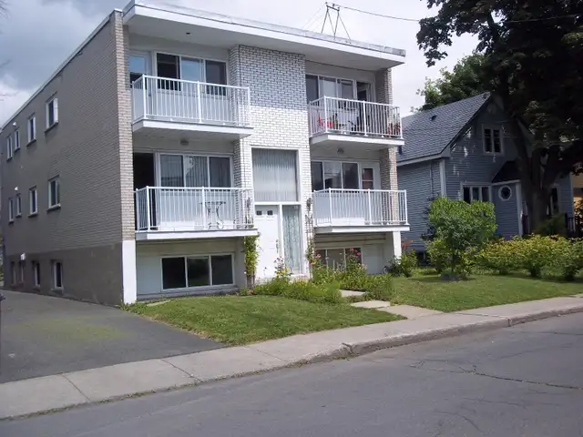 Vieux Longueuil - 4 1/2 dernier étage - 01 avril 2026