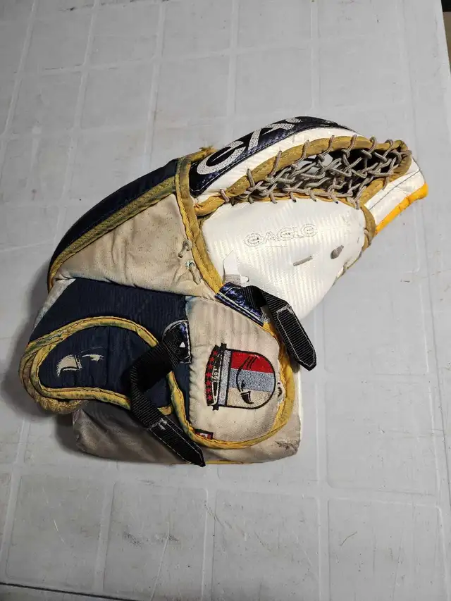Goalie equipment $600. OBO in Hockey in Hamilton - Image 7