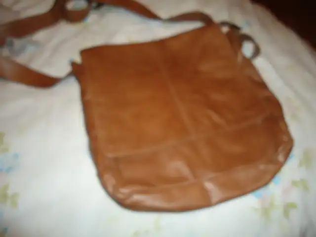 **LEATHER SHOULDER BAG**64744836491779120